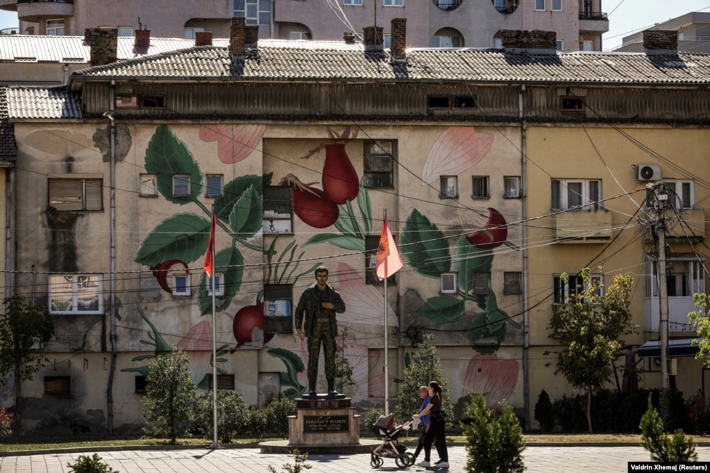 Një mural i pikturuar në Ferizaj, në një ndërtesë prapa shtatores së Ramadan Rexhepit.
