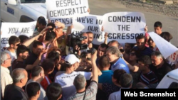 U.S. mediator James Warlick talks to Armenian protesters in Lachin (Berdzor), 18May2014.