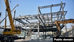 ЦУМдун жанындагы бузулуп жаткан имарат. Бишкек. 16-март, 2026-жыл.