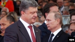 Президенти України і Росії, Петро Порошенко (ліворуч) і Володимир Путін у Нормандії, 6 червня 2014 року