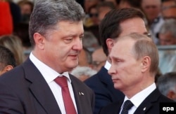 پوروشنکو (چپ) و پوتین (راست) تلفنی گفت‌وگو کرده‌اند