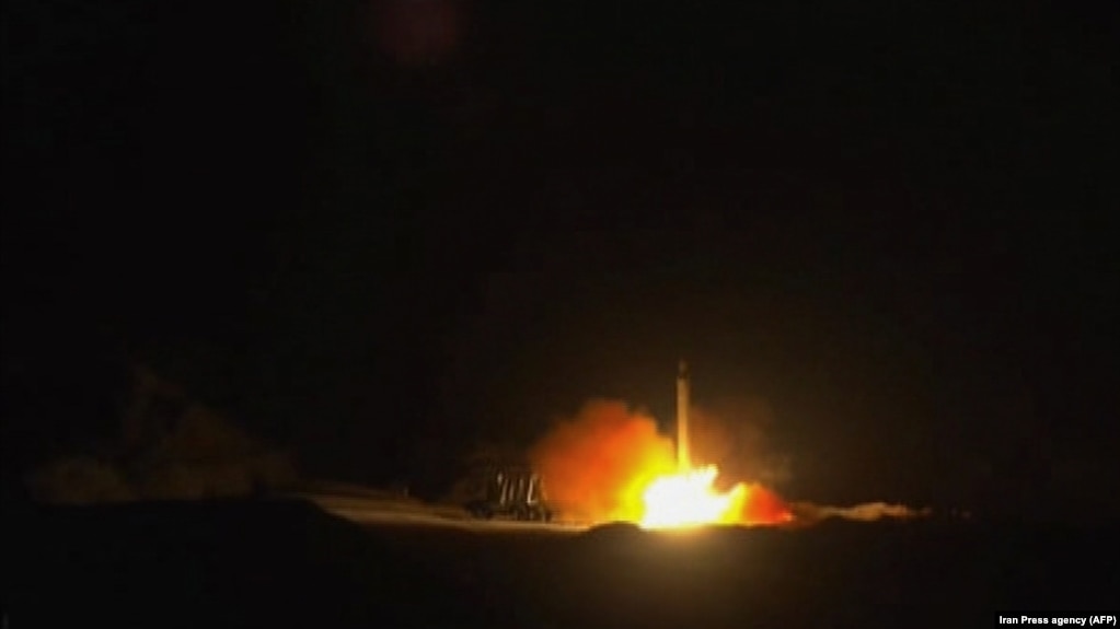 تصویری از لحظه شلیک موشک ایرانی به پایگاه نظامی آمریکا در عراق