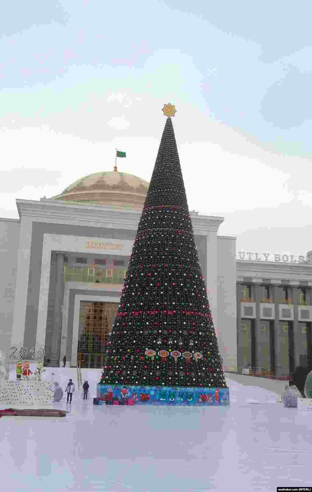 &quot;Ruhyýet köşgüniň&quot; öňünde dikilen Täze ýyl arçasy.