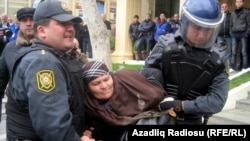 Polis Bakıda aksiya iştirakçılarından olan yaşlı qadını saxlayır, 2 aprel 2011