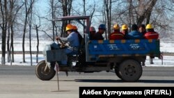 Рабочие нефтеперерабатывающего завода "Джунда".