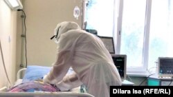 Медработник осматривает пациента в ковидном госпитале, развернутом на базе городской больницы № 2. Шымкент, 5 августа 2021 года