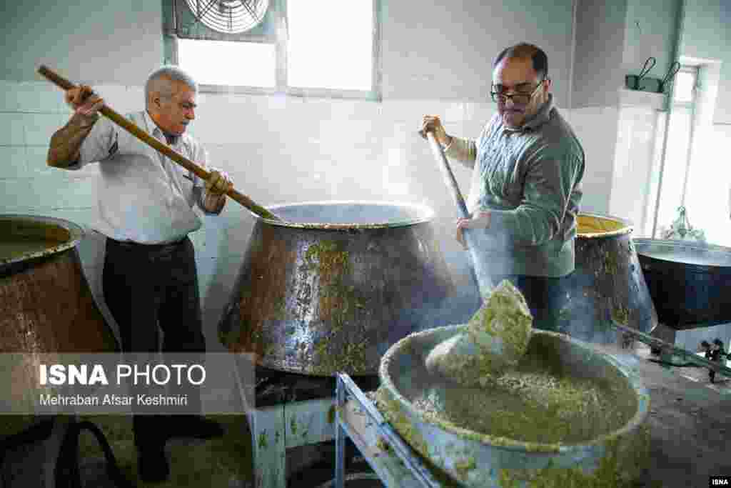 پختن آشی که خیرات می‌شود؛ خیرات و وقفیات در میان باورمندان زرتشتی رایج است و تنها به درگذشت زرتشت محدود نیست.
