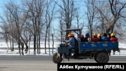 "Жунда" заводунун жумушчулары. 