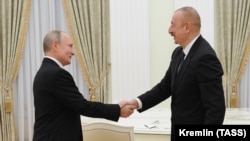 Vladimir Putin (solda) və İlham Əliyev, arxiv fotosu