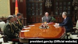 Президент Лукашенко мамлакат ҳарбий қўмондонлари билан.
