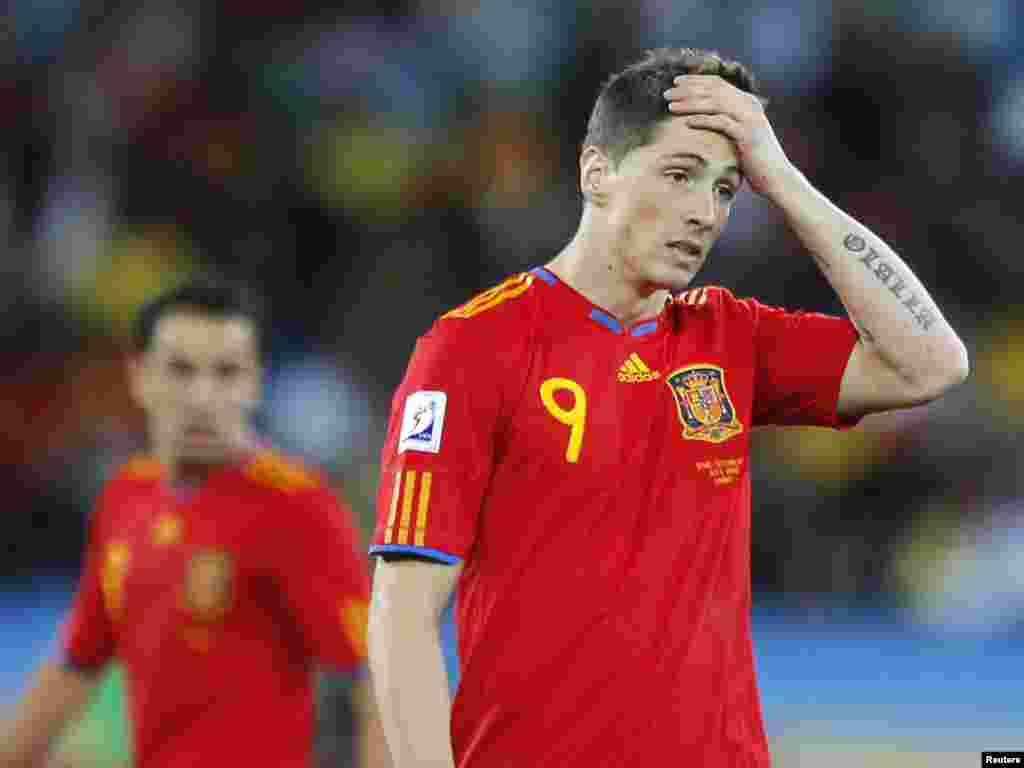 South Africa -- Spain's Fernando Torres (R) reacts during a 2010 World Cup Group H match at Moses Mabhida stadium in Durban on 16Jun2010 - Spain's Fernando Torres (R) reacts during a 2010 World Cup Group H match against Switzerland at Moses Mabhida stadium in Durban June 16, 2010. REUTERS/Carlos Barria (SOUTH AFRICA - Tags: SPORT SOCCER WORLD CUP)