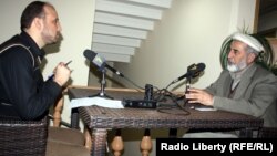 شجاع الملک جلاله والی کنر در حال مصاحبه با خبرنگار رادیو آزادی سید فتح محمد بها