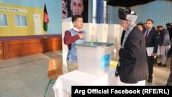 اشرف غنی رئیس جمهور افغانستان حین رأی دادن در انتخابات ولسی جرگه
