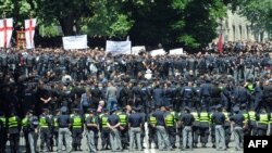 Protest protiv prava LGBT populacije u Tbilisiju na kojem su učestvovali i sveštenici