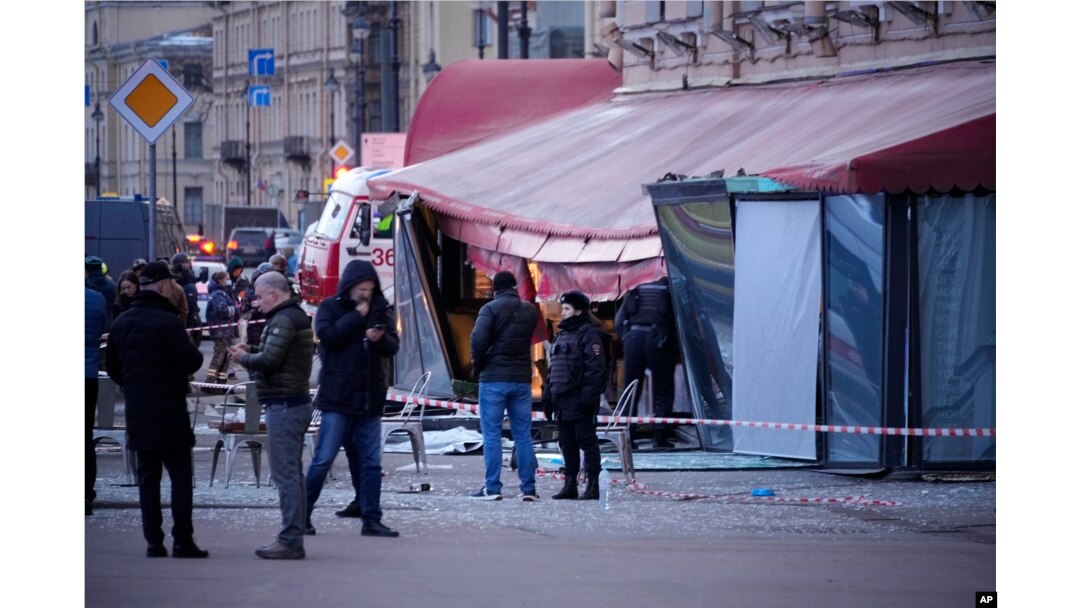 Anchetatori și ofițeri de poliție ruși la locul exploziei din Sankt Petersburg, Rusia, 2 aprilie 2023.