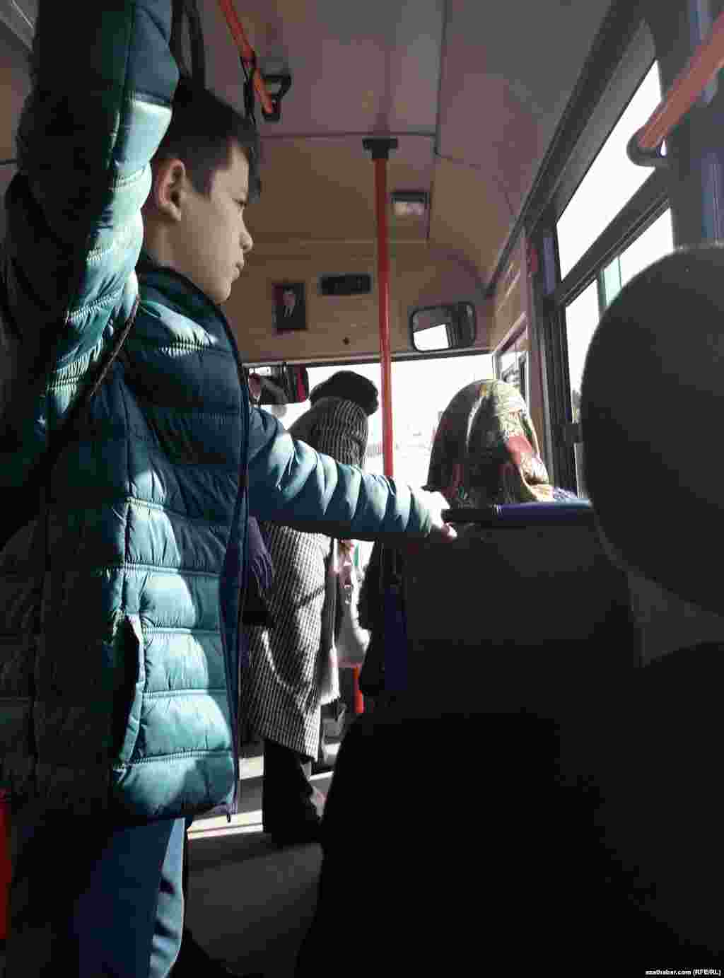 В общественном транспорте Ашхабада