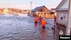 Peste 4.000 de persoane au fost evacuate sâmbătă din regiunea Orenburg din sudul munților Urali din Rusia. În imagine, intervenție pentru evacuarea locuitorilor din orașul Orsk. 