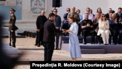 Președinta Republicii Moldova, Maia Sandu, primește din mâinile președintelui Ucrainei, Volodimir Zelenski, Ordinul Cneaghinei Olga [gradul I], una dintre cele mai înalte distincții de stat ale Ucrainei, Kiev, 24 august 2026