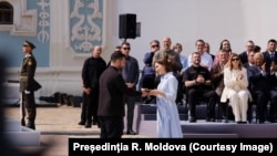 Зеленський та Санду обмінялися державними нагородами