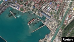 17 აპრილს გადაღებულ სატელიტურ ფოტოზე ჩანს ტუაფსეში, შავ ზღვაში ჩაღვრილი ნავთობის ლაქები 