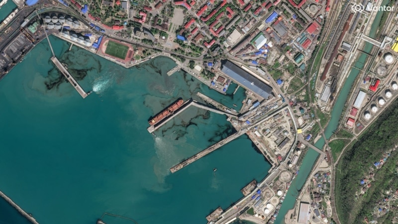 Росія: в Туапсе після ударів дронів нафтопродукти потрапили в море й на пляж