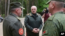 Аляксандар Лукашэнка зь беларускімі вайскоўцамі 15 траўня 2023 году