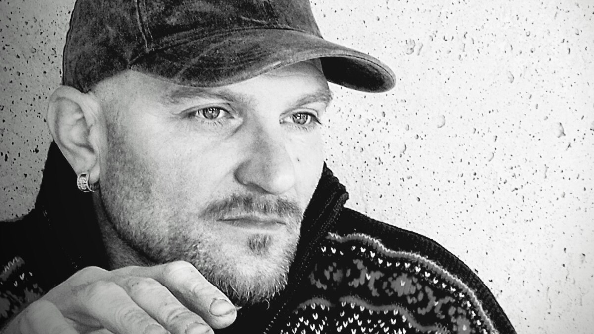 Той е скулптор, който не си брои изложбите и инсталациите.