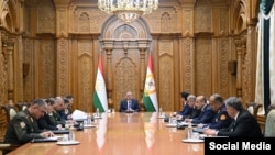 Täjigistanyň prezidentiniň metbugat gullugynyň 28-nji ýanwarda geçen ýygnakdan paýlaşan suraty.