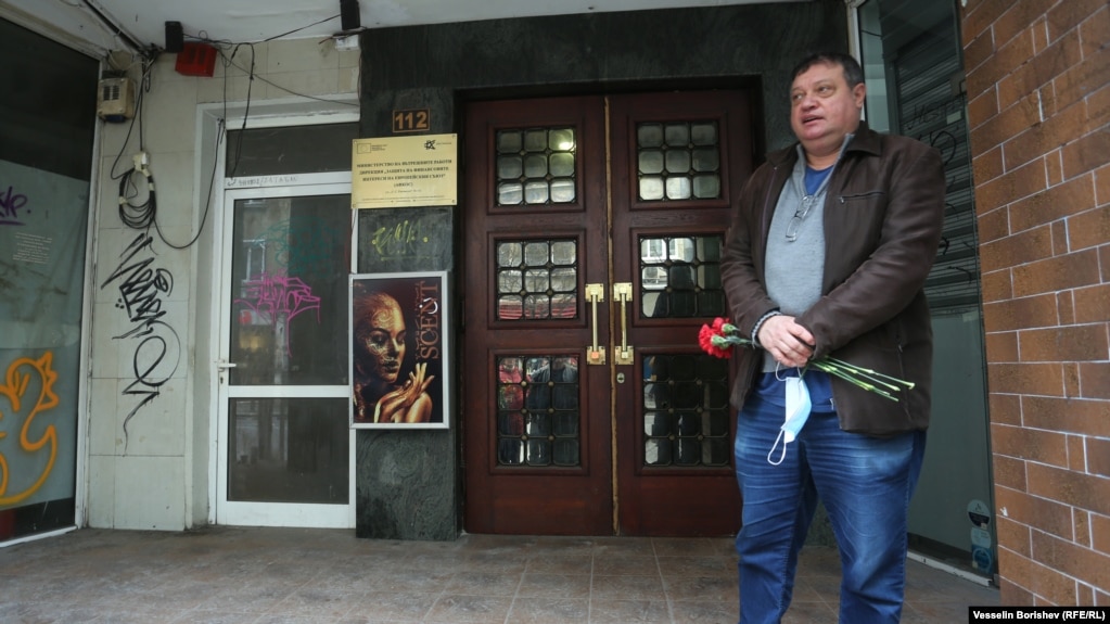 Историкът Стефан Дечев пред дома на Григор Василев на ул. "Раковски" 112 в София. Григор Василев (1883-1942) е политик от Демократическата партия и Демократическия сговор, министър в началото на 30-те и редактор в партийния вестник "Пряпорец". Той е от малкото, които не са обявени за фашисти след антифашистката си дейност, тъй като умира преди преврата от 1944 г.