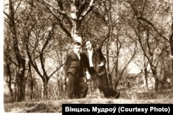 Вінцэсь Мудроў (зьлева) і школьны сябар Анатоль Рыбікаў, 1968 год