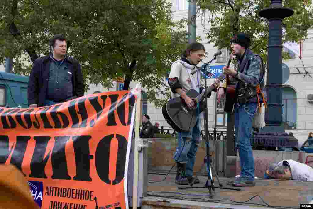 Митинг закончился импровизированным концертом.