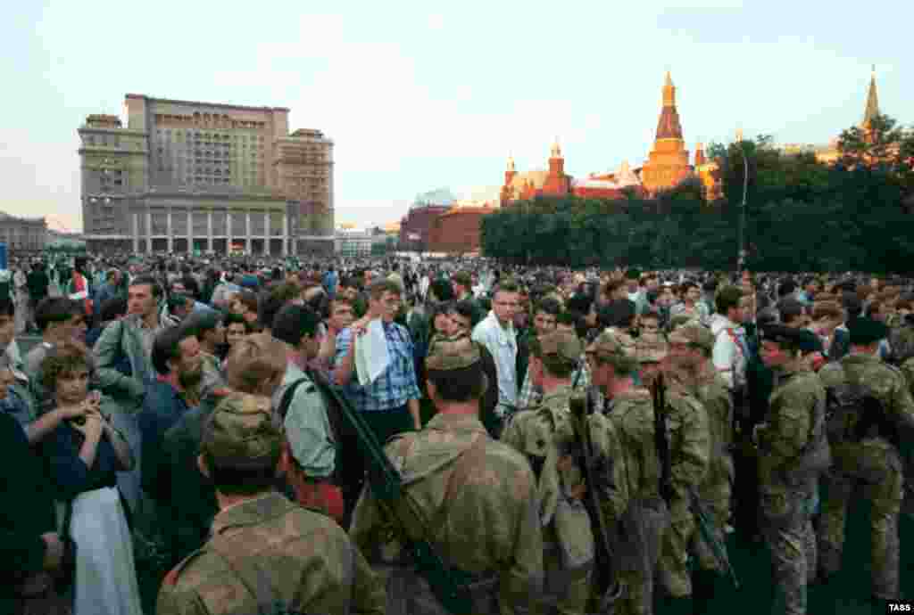 Mnoštvo se okuplja na moskovskom trgu Manezh tokom pokušaja puča 20. avgusta 1991.