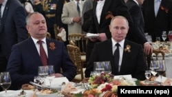 Igor Dodon și Vladimir Putin la recepția de 9 mai de la Kremlin