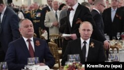 Prezident Vladimir Putin və Moldovanın kremlyönlü prezidenti Dodon Moskvada 9 may ziyafətində