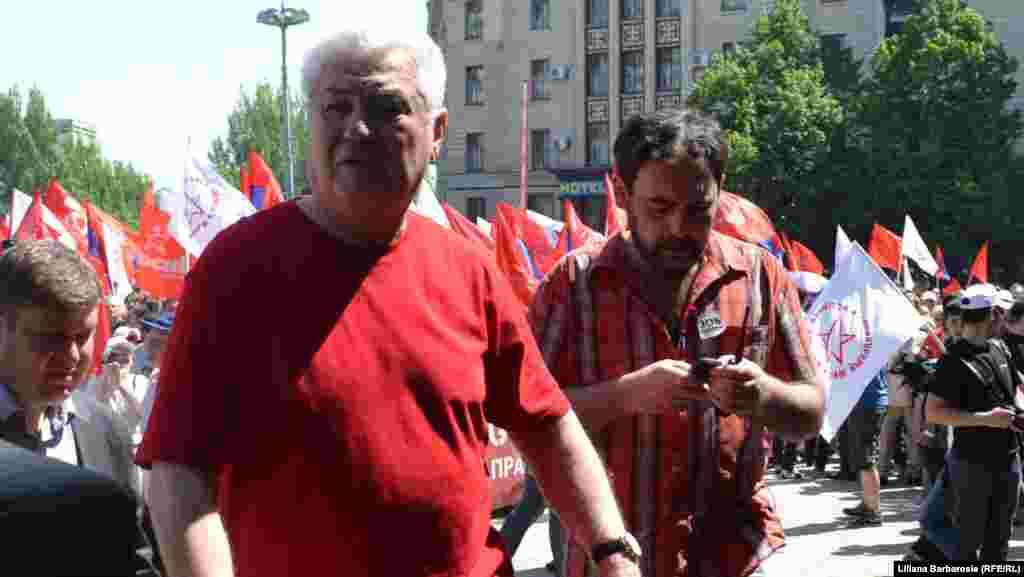 Vladimir Voronin plimb&icirc;ndu-și tricoul roșu...