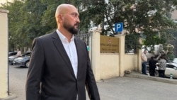 შს მინისტრის ყოფილი მოადგილე მერაბ მალანია ტოვებს სასამართლოს შენობას სხდომის დასრულების შემდეგ
