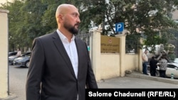 შს მინისტრის ყოფილი მოადგილე მერაბ მალანია ტოვებს სასამართლოს შენობას სხდომის დასრულების შემდეგ
