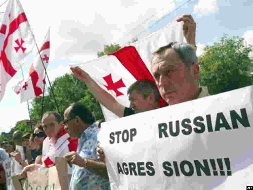 Україна (Київ), 11 серпня 2008 р. - UKRAINE, Kiev : People demonstrate against the armed conflict in Georgia in front of the Russian embassy in Kiev on August 11, 2008. The conflict has already forced about 40,000 people from their homes in areas around the conflict zone, an International Committee of the Red Cross spokeswoman told AFP. Sign reads: "Stop Russian Aggression."