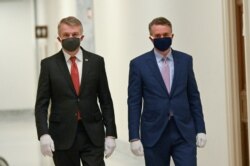 Денсаулық сақтау министрлігінің бұрынғы қызметкері Рик Брайт (сол жақта) Конгрестегі тыңдау алдында. 14 мамыр 2020 жыл.