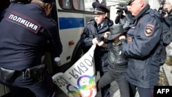 Митинг ЛГБТ-активистов в Москве в сентября 2013 года был разогнан полицией
