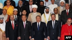 Генеральный секретарь ООН Пан Ги Мун (второй слева в первом ряду) и президент Казахстана Нурсултан Назарбаев (в центре в первом ряду) среди участников Съезда лидеров мировых и традиционных религий в Астане. 10 июня 2015 года. 