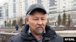  Руководитель общественного объединения «Оставим народу жилье» Есенбек Уктешбаев. Астана, 7 апреля 2015 года.