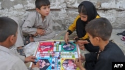 اطفال در جریان بازی لدو