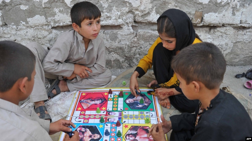 په جلال آباد ښار کې ماشومان لډو لوبه کوي (آرشیف)