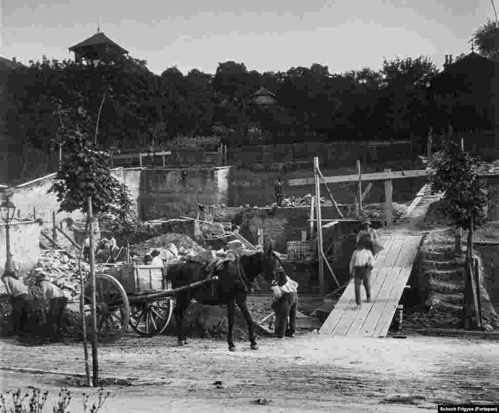 1913: az ikonikus Hegedűs-villa alapjait teszik le a Gellért-hegyen. &nbsp;