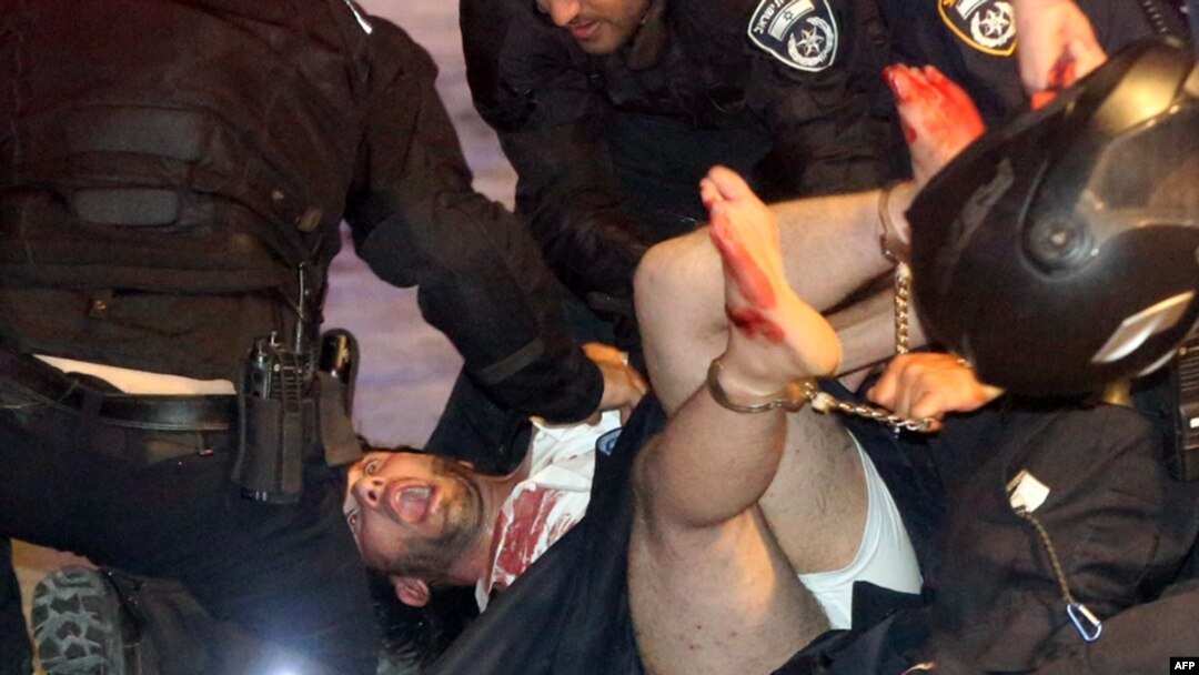 Izraelska policija hvata napadača nakon pucnjave u Tel Avivu, 8. juna 2016.