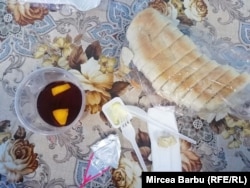 În primăvară, un reporter al Europei Libere a fotografiat, timp de o săptămână, mâncarea primită în Spitalul „Caritas” din Roșiorii de Vede. În imagine, micul dejun.