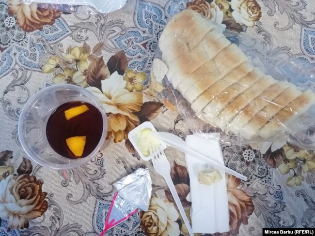 În primăvară, un reporter al Europei Libere a fotografiat, timp de o săptămână, mâncarea primită în Spitalul „Caritas” din Roșiorii de Vede. În imagine, micul dejun.