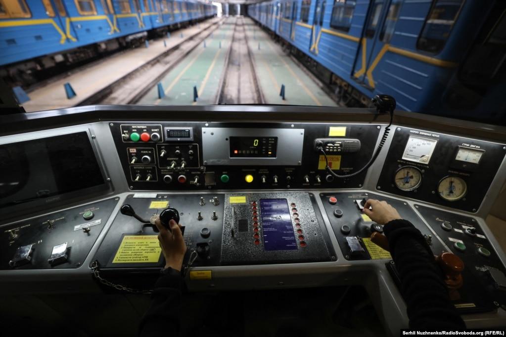 Brenda kabinës së drejtueses së metrosë në Kiev.