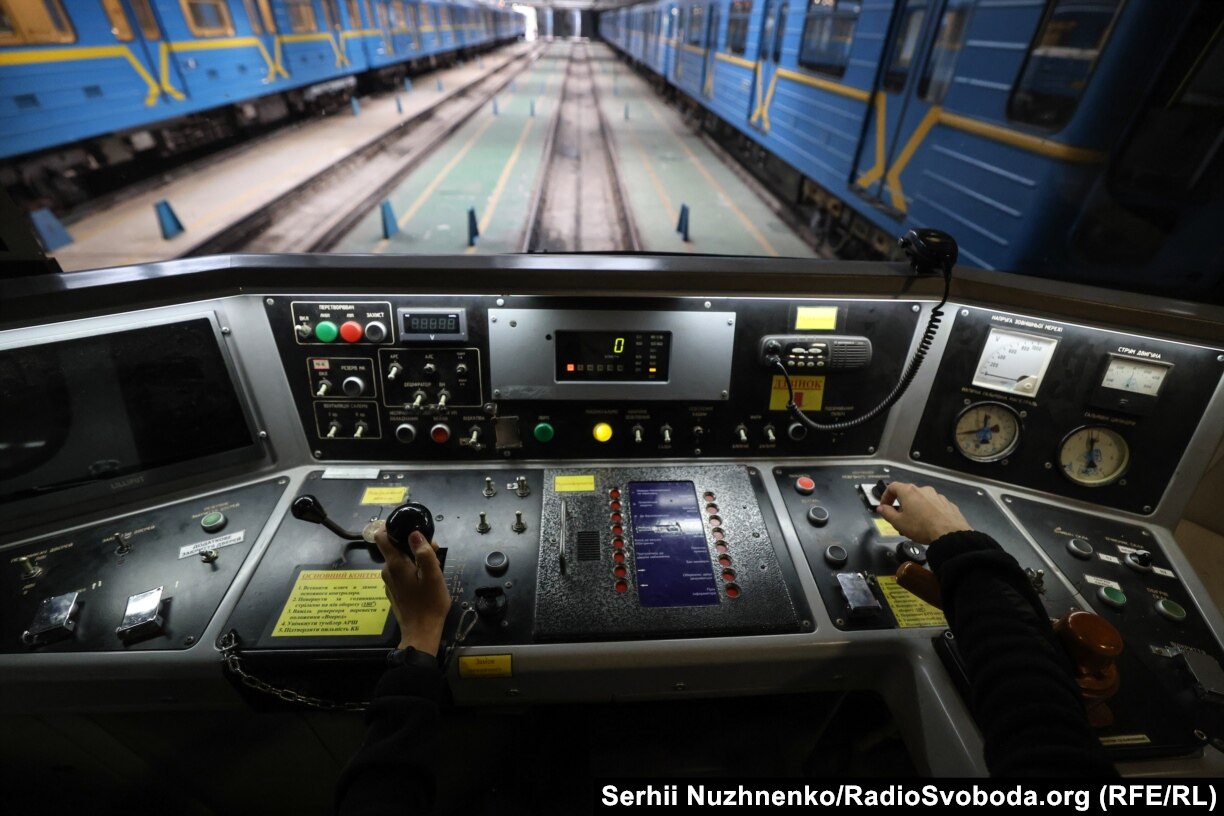 Brenda kabinës së drejtueses së metrosë në Kiev.